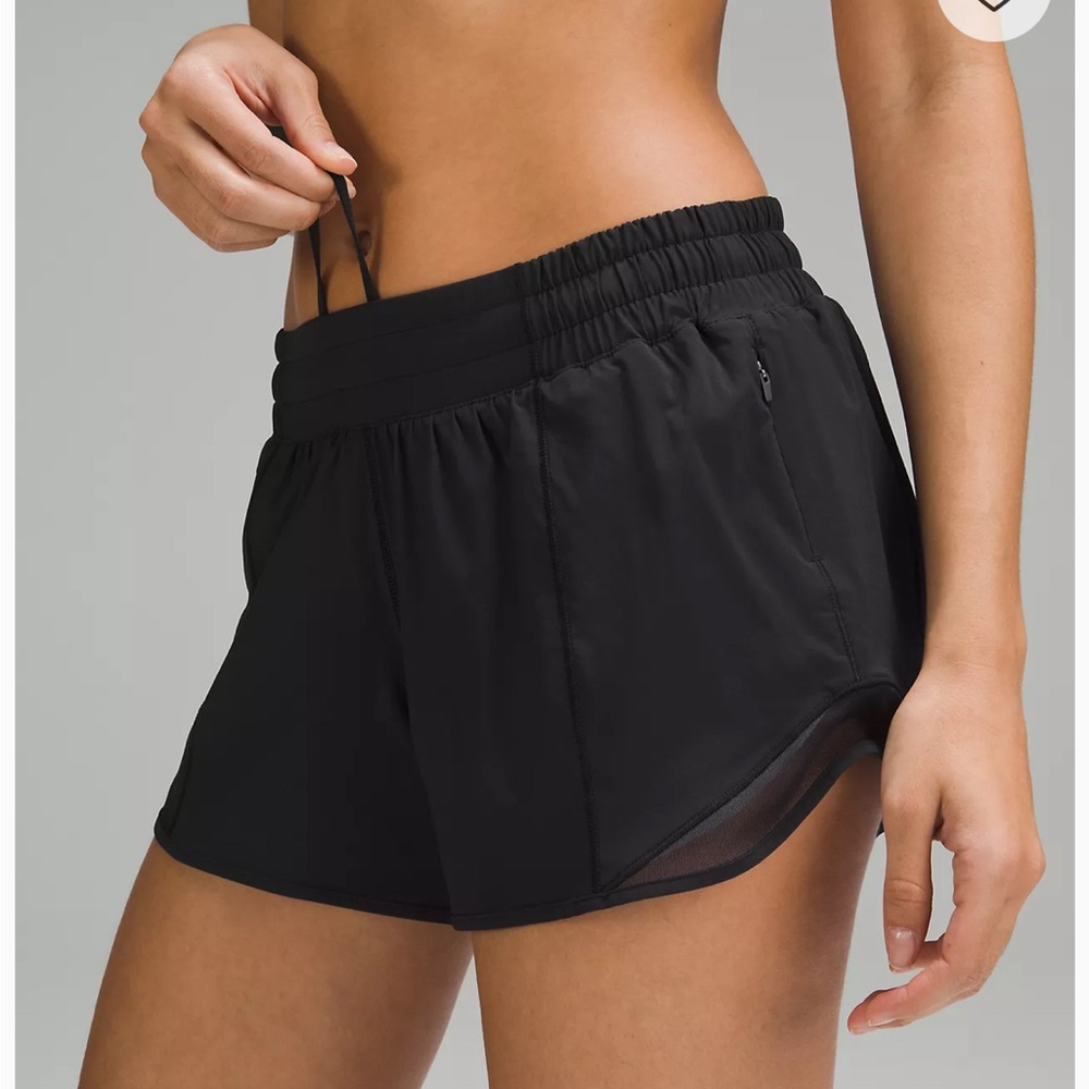 COPY - LULULEMON Hotty Hot Low-Rise Lined Short 4”
Black